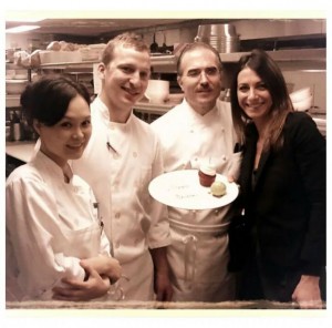 La truffle lady in compagnia del team di cuochi del ristorante Jean-Georges di Manhattan 