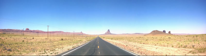 La strada in discesa, famosissima, che scenderà lentamente fino al Monument Valley Park....un classico!!!