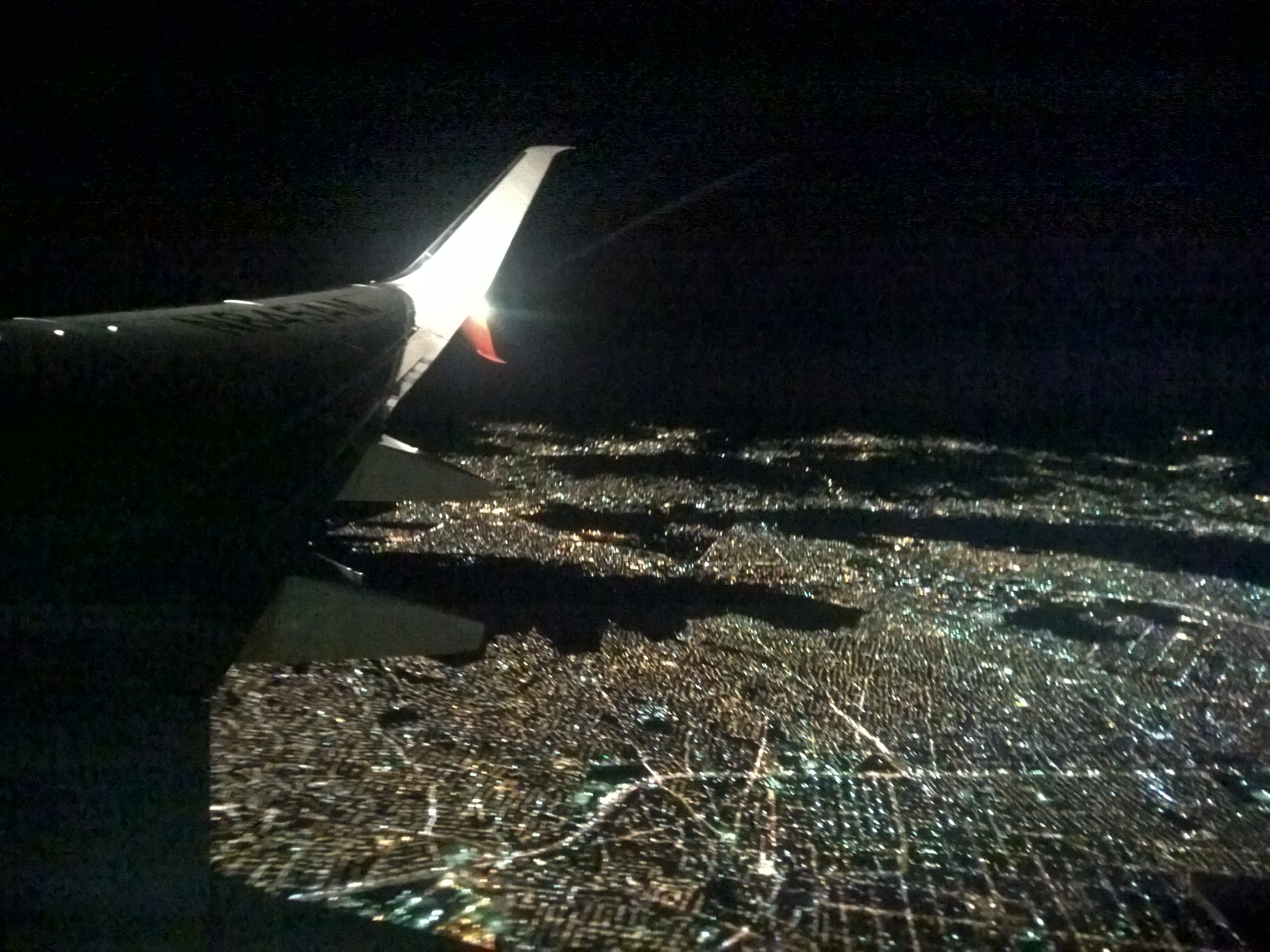 Città del Messico di notte come una distesa di diamanti luccicanti
