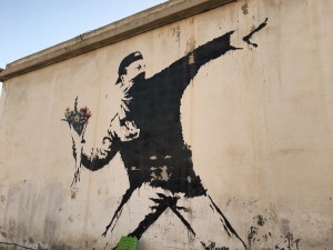 "Uomo che tira i fiori", una delle opere di Banksy più famose. 