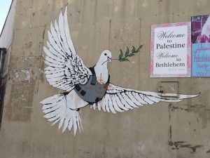 Un'altra opera di Banksy vicino al Muro di Separazione